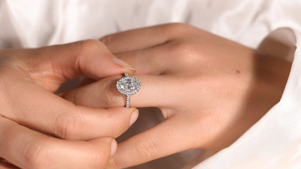 Don’t make mistakes: select the perfect engagement ring for her: valuable tips!